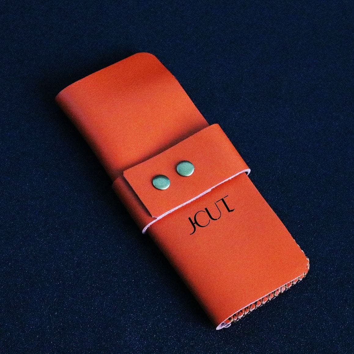 Genuine leather case holding 1 pair of barber scissors. Professional quality shears organizer for barbers, hairdressers and salon stylists.